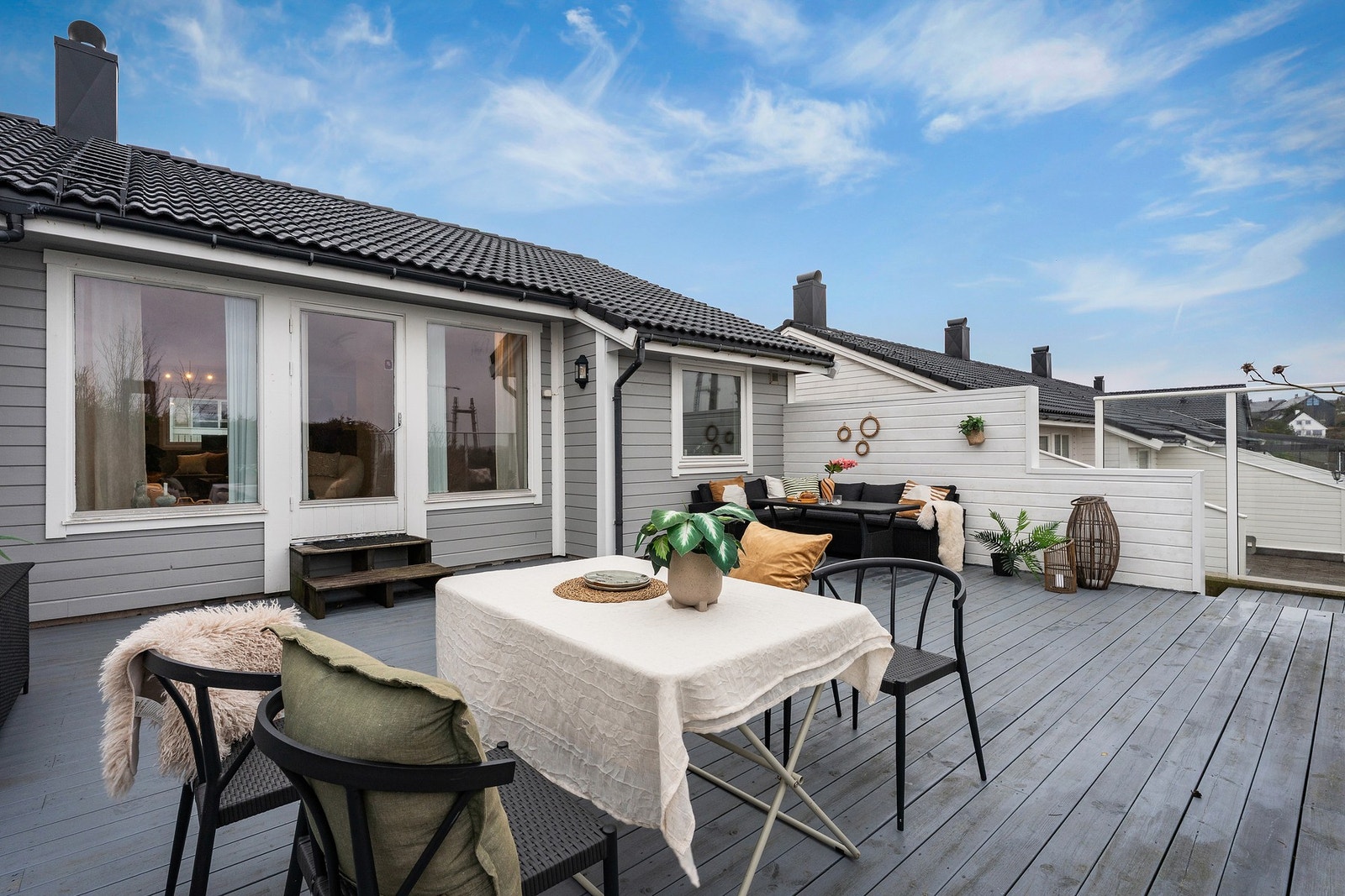 - Stor terrasse på hele 55 kvm med flott utsikt og svært gode solforhold - Galleribilde