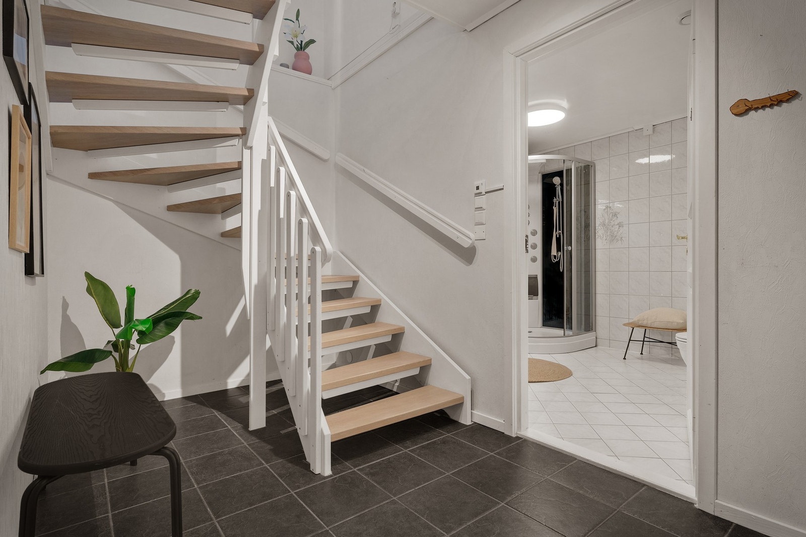 - Fra hall er det tilkomst til romslig bad på 7,2 kvm - Galleribilde