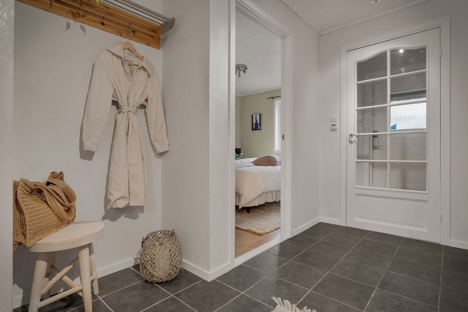 - U.etasje inneholder: Vindfang, hall, to soverom, vaskerom, bad og to boder - Galleribilde