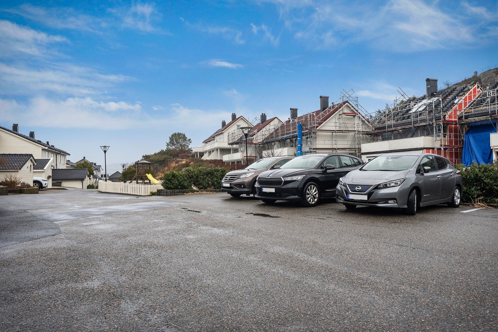 - Gjeste parkering like borte i gaten - Galleribilde