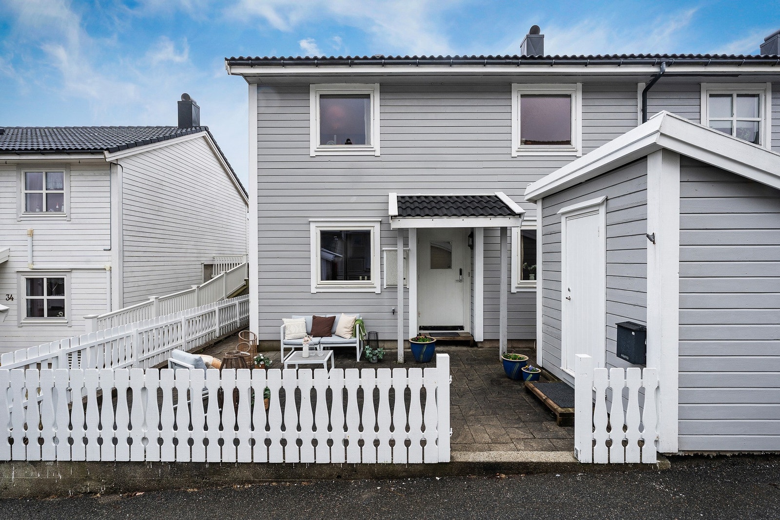 - Uteplass ved inngangsparti samt ute bod på 5 kvm - Galleribilde