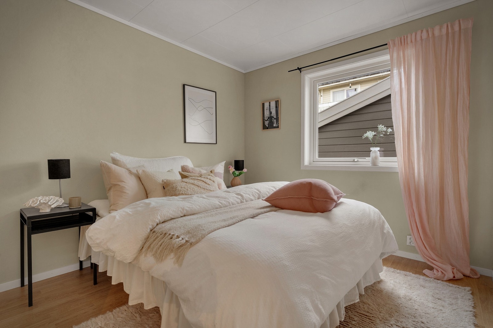 - To soverom i u.etasje på henholdsvis 10 og 9,8 kvm - Galleribilde