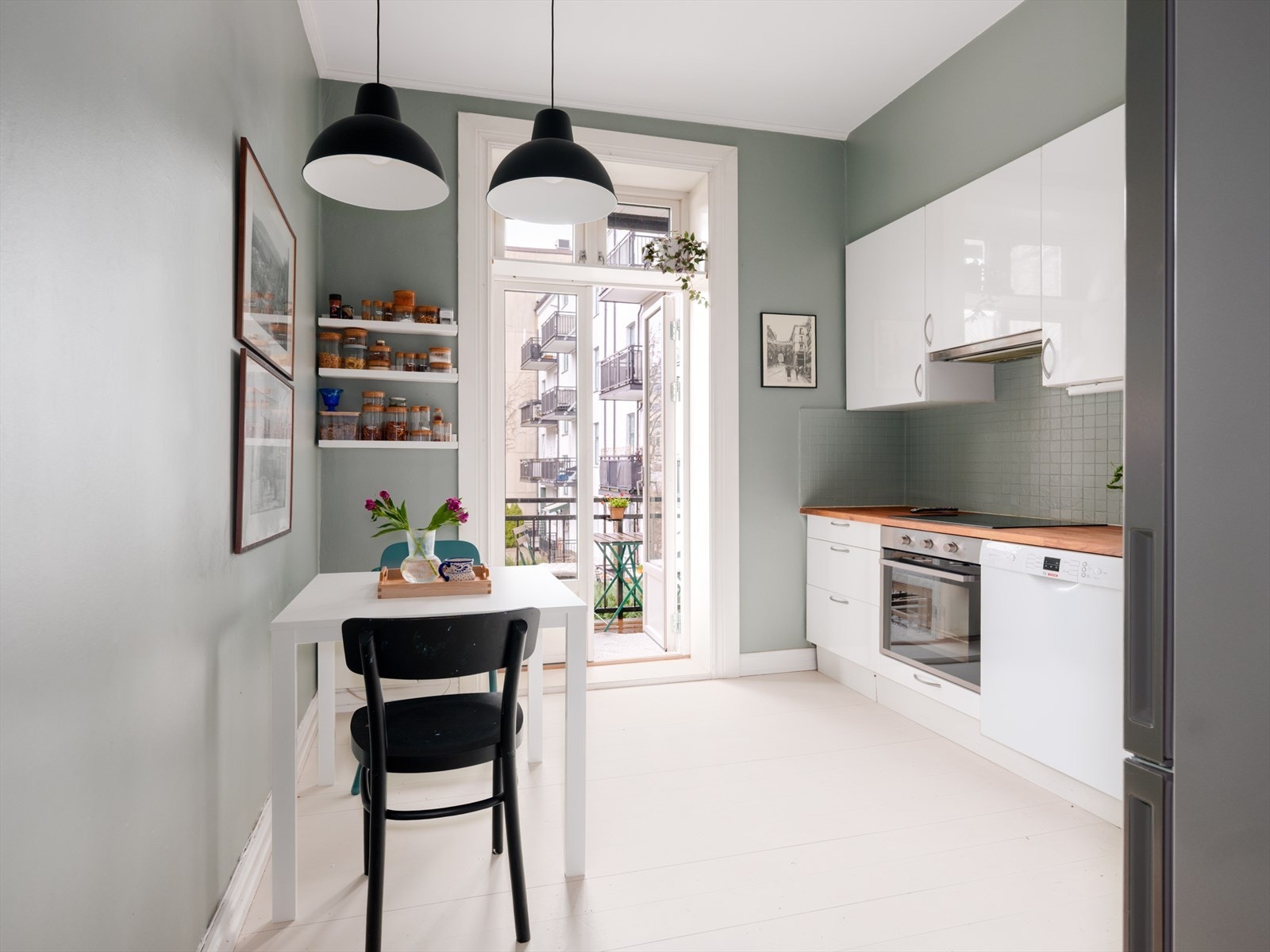 Lyst og tidløst kjøkken med mye skap- og benkeplass. Galleribilde