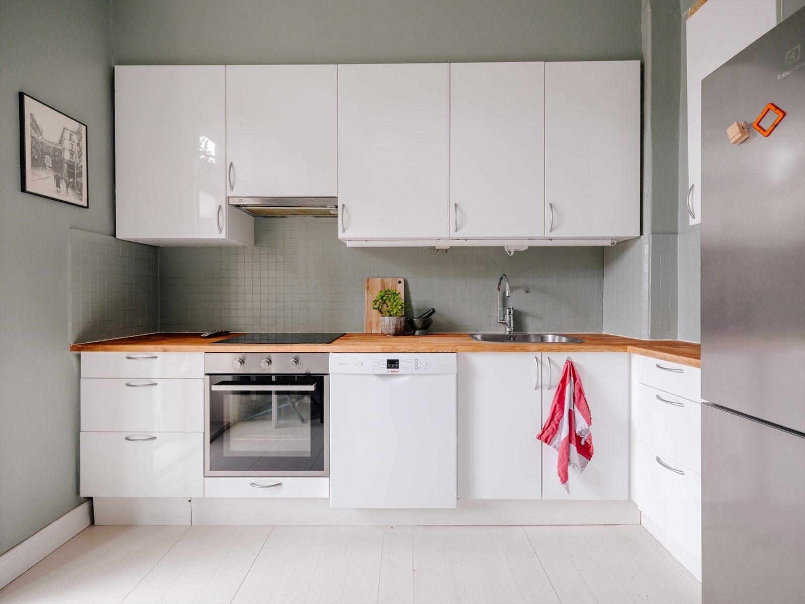 Kjøkkenet har integrerte hvitevarer som komfyr, induksjonstopp og oppvaskmaskin, det er også frittstående kjøleskap med fryser. Galleribilde