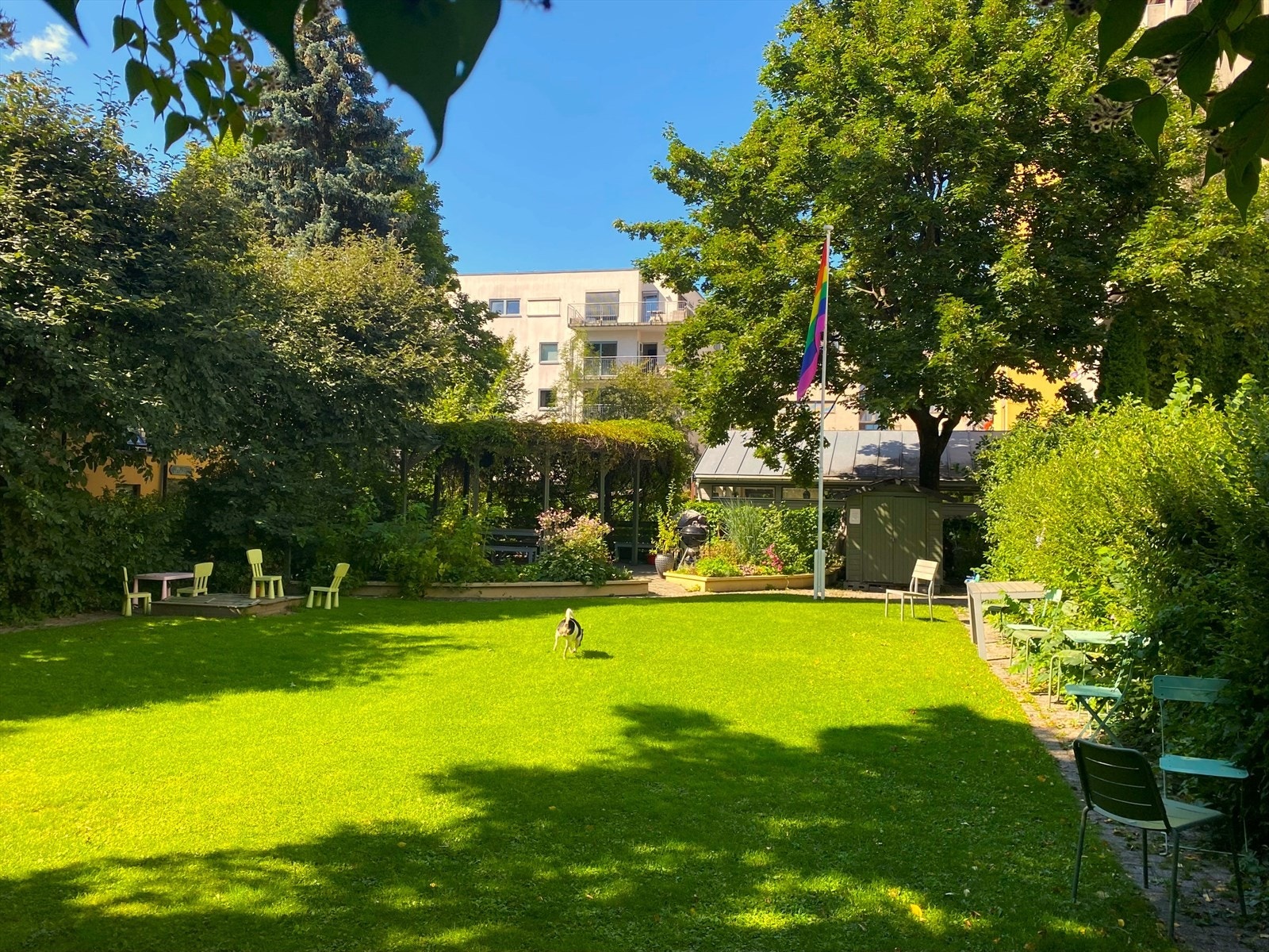 Borettslaget har flotte fellesområder med god boltringsplass for både store og små. Galleribilde