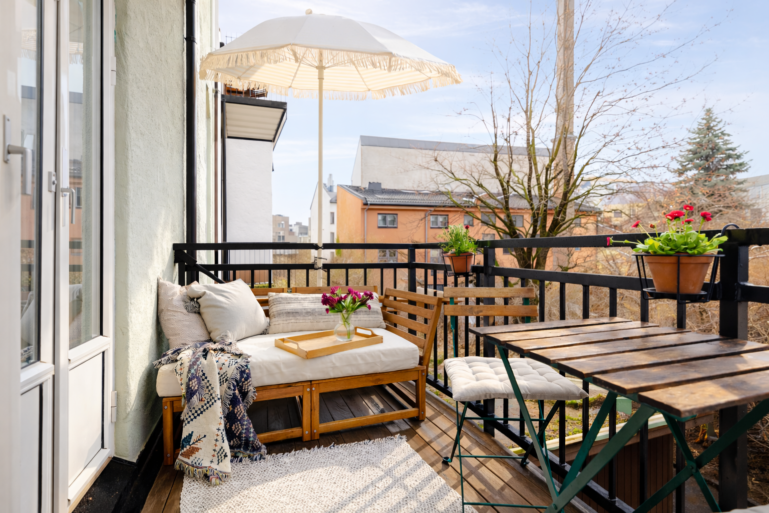 Balkongen er av fin størrelse med plass til sitteplasser, grill m.m. Galleribilde