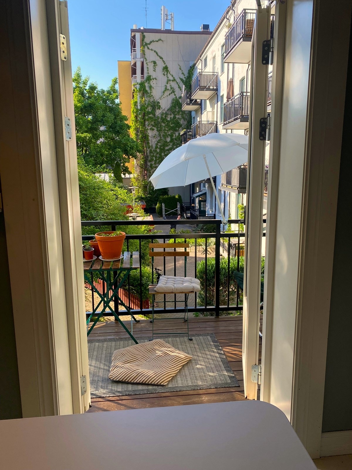 Balkongen er vendt ut mot idyllisk bakgård, som på sommerstid er en egen oase. Selgers bilde. Galleribilde