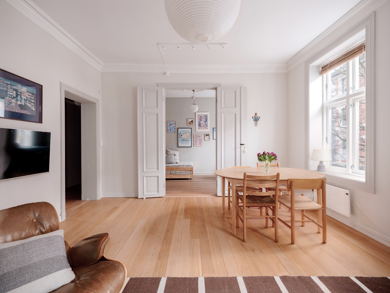 I stue er det god plass til flere sittegrupper og soner som gir gode innredningsmuligheter. Galleribilde