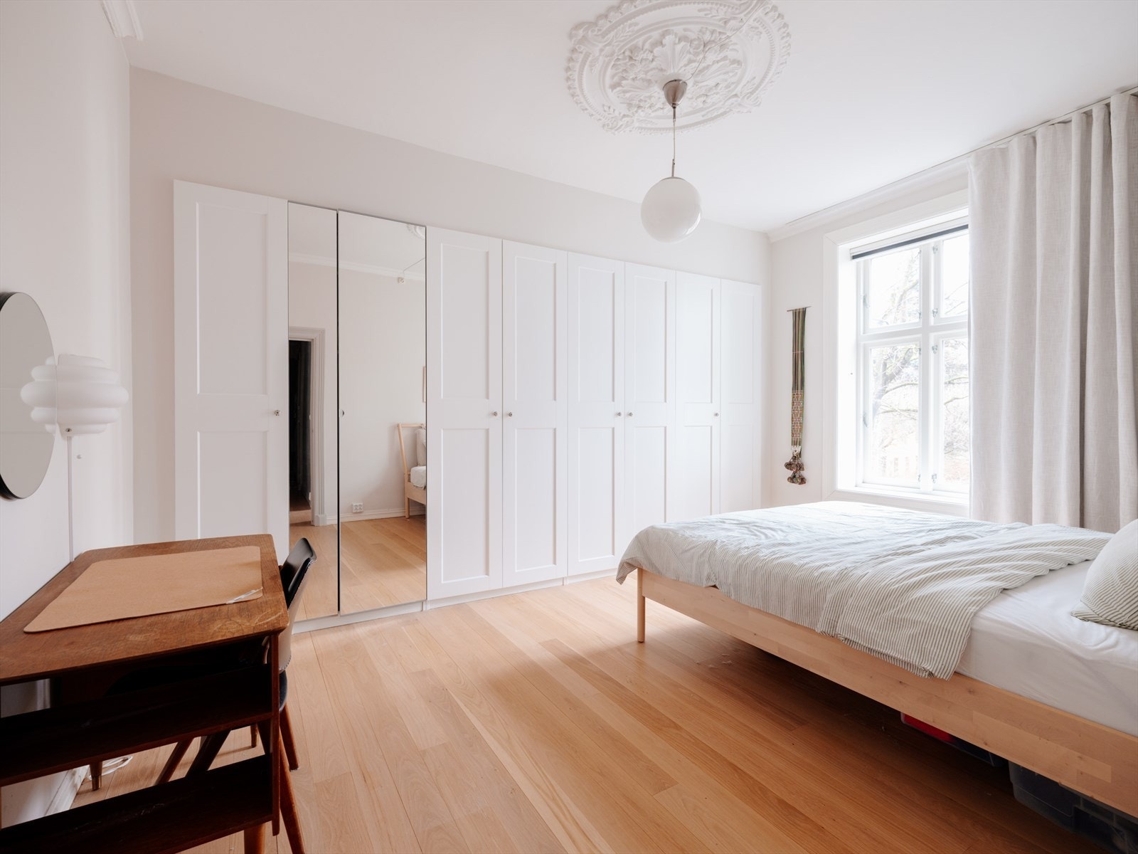 Hovedsoverommet av god størrelse med plass til stor dobbeltseng, tilhørende nattbord og skrivepult. Galleribilde