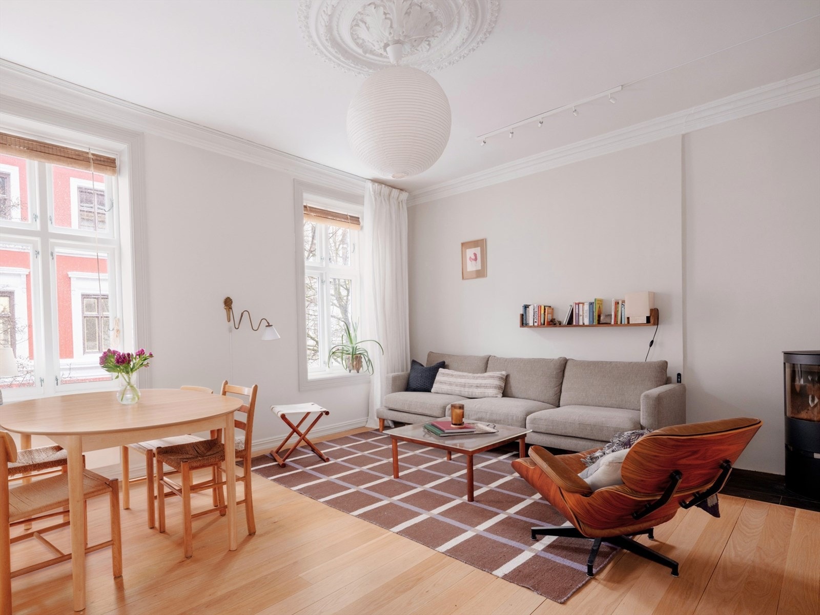 Store vinduer på rekke og rad, kombinert med en raus takhøyde sørger for rikelig med naturlig lys og en behagelig romfølelse. Galleribilde