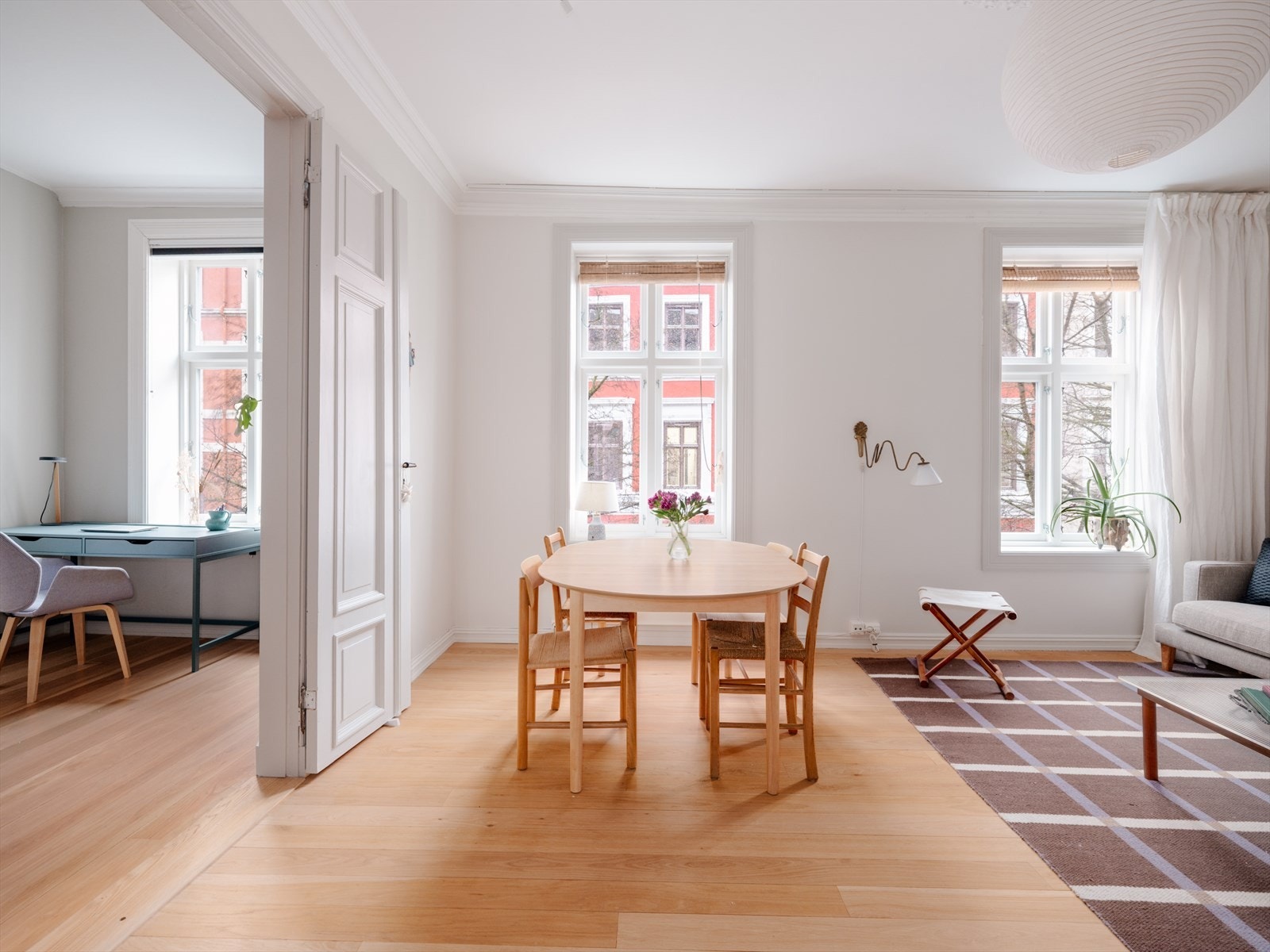 Gulv, vegger og tak ble fornyet i 2024. 1-stavs parkett ble slipt og lakkert i 2024 og er godt vedlikeholdt. Galleribilde