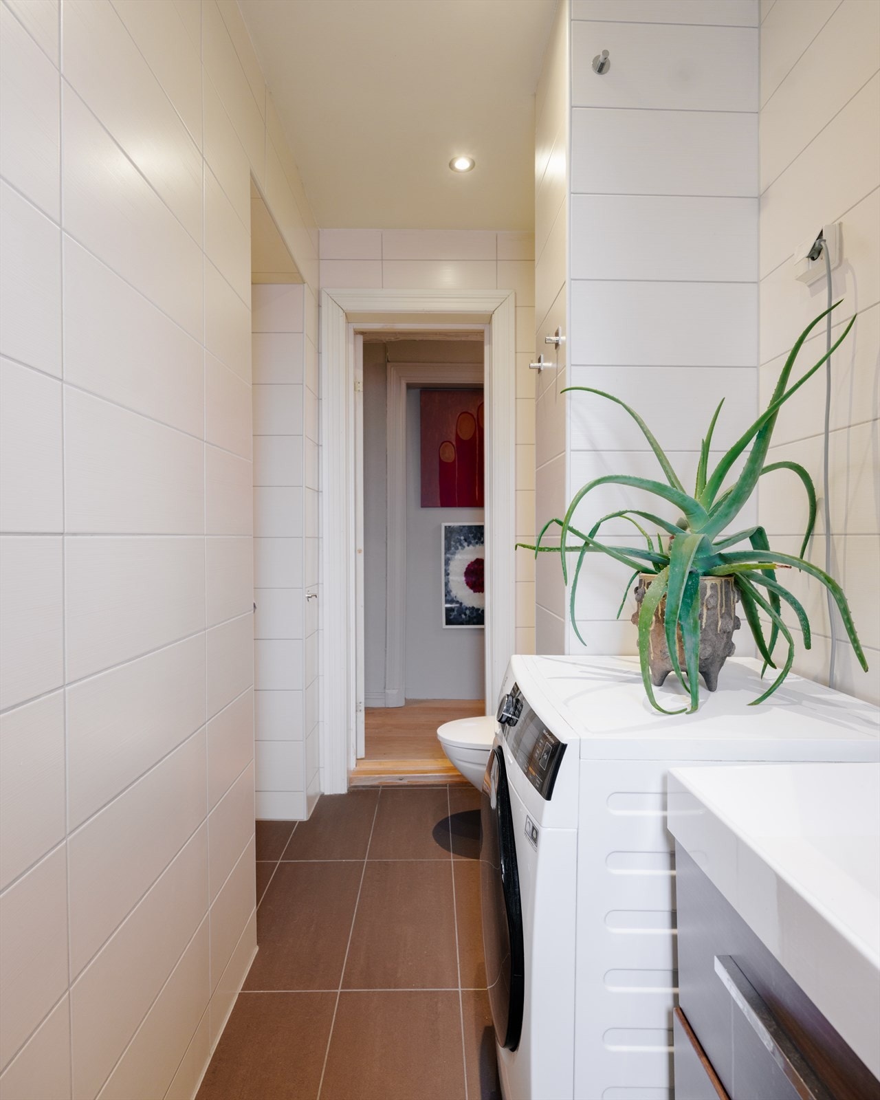 Det er elektriske varmekabler i gulv. Det er felles varmtvann i borettslaget. Galleribilde