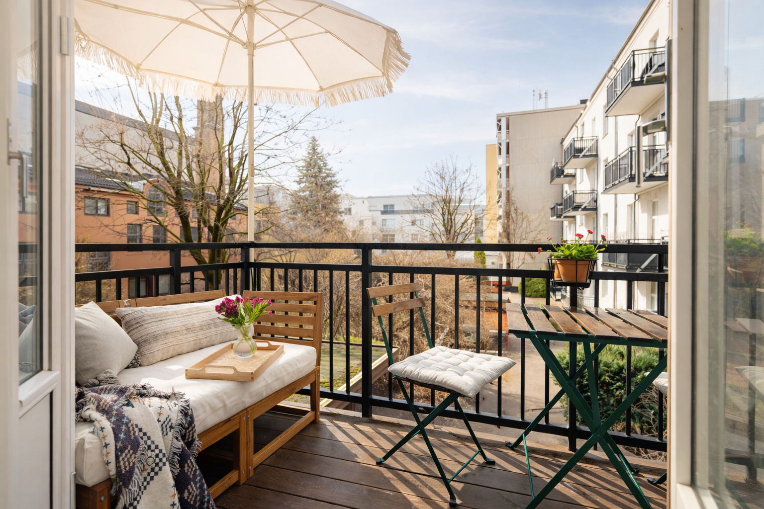 Fra kjøkkenet er det utgang til nord-vestvendt balkong med gode solforhold. Galleribilde