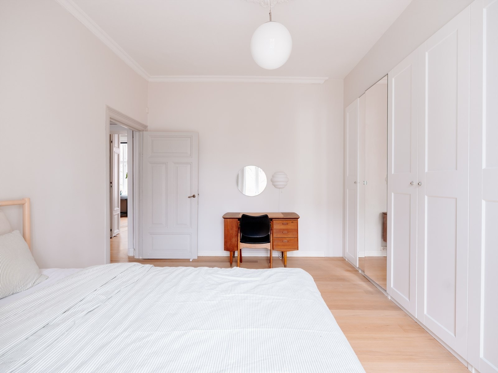 Det er rikelig med oppbevaringsplass i innebygd garderobeskap på hele langsiden av soverommet. Galleribilde