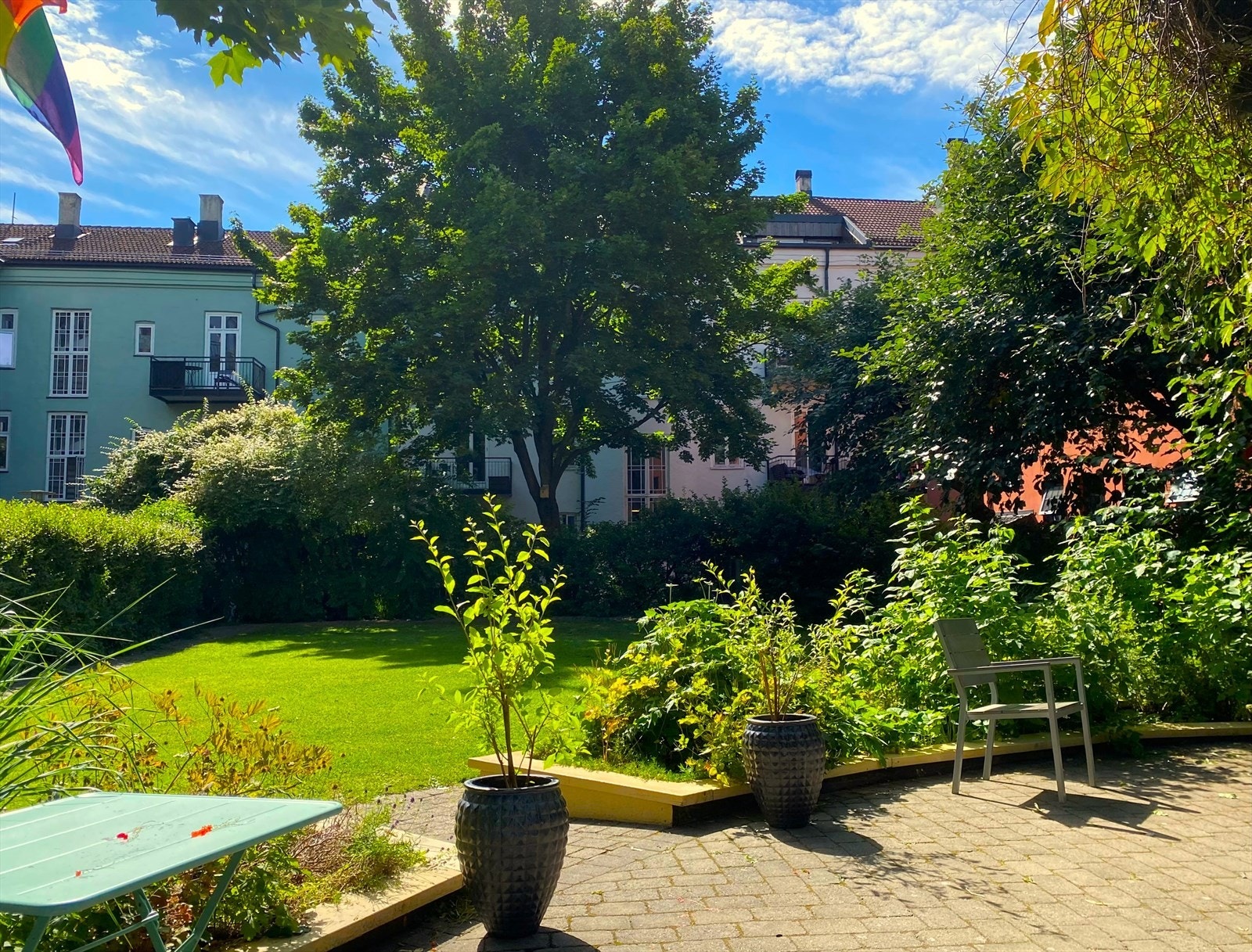 Flere sitteplasser og pergola med grillmuligheter. Galleribilde