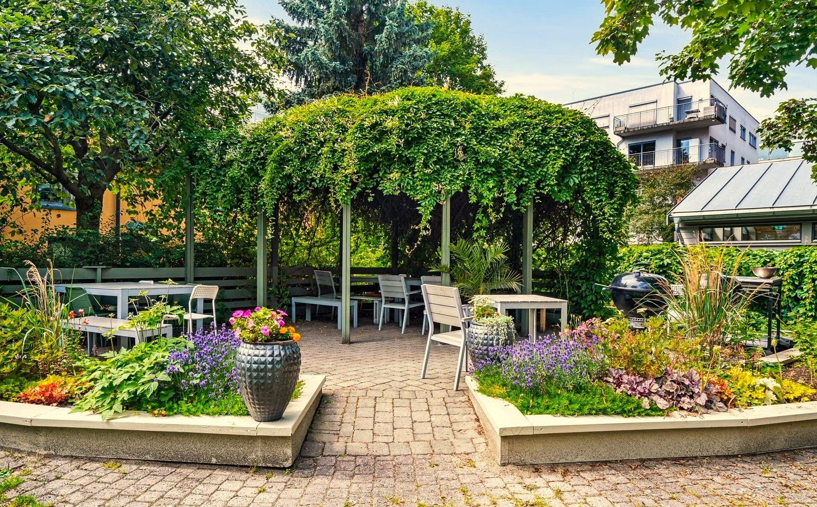 Bakgården er en grønn oase om sommeren. Galleribilde