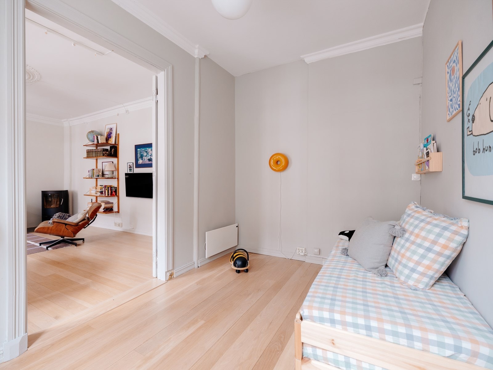 Her er det fin plass til seng, nattbord, skrivepult og garderobeløsning. Galleribilde