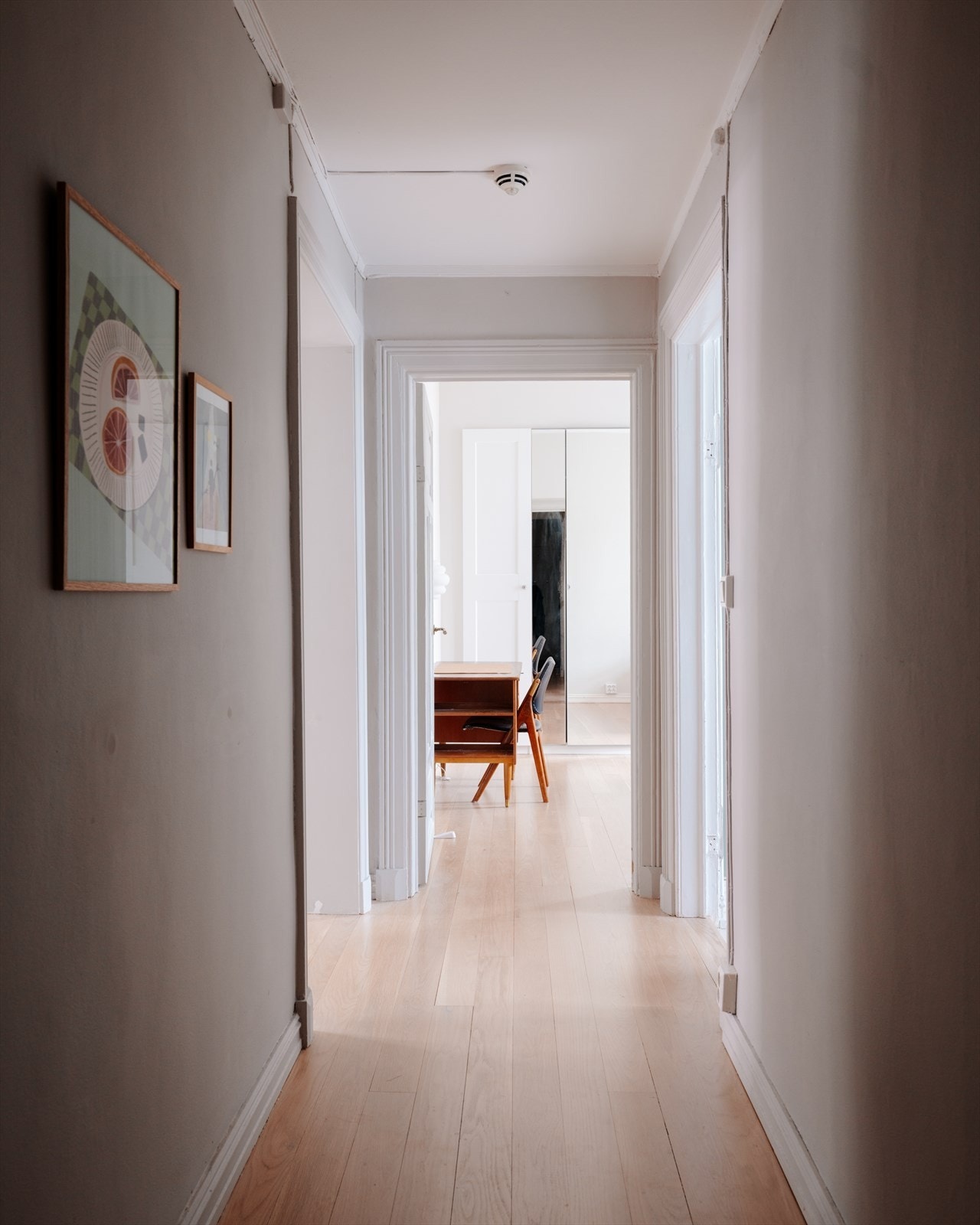 Gang med plass til oppbevaringsløsning for sko og yttertøy. Galleribilde