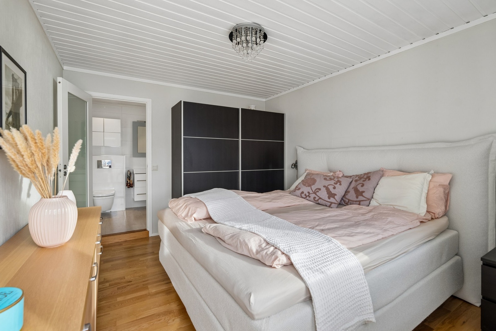 God plass til stor dobbeltseng. Galleribilde