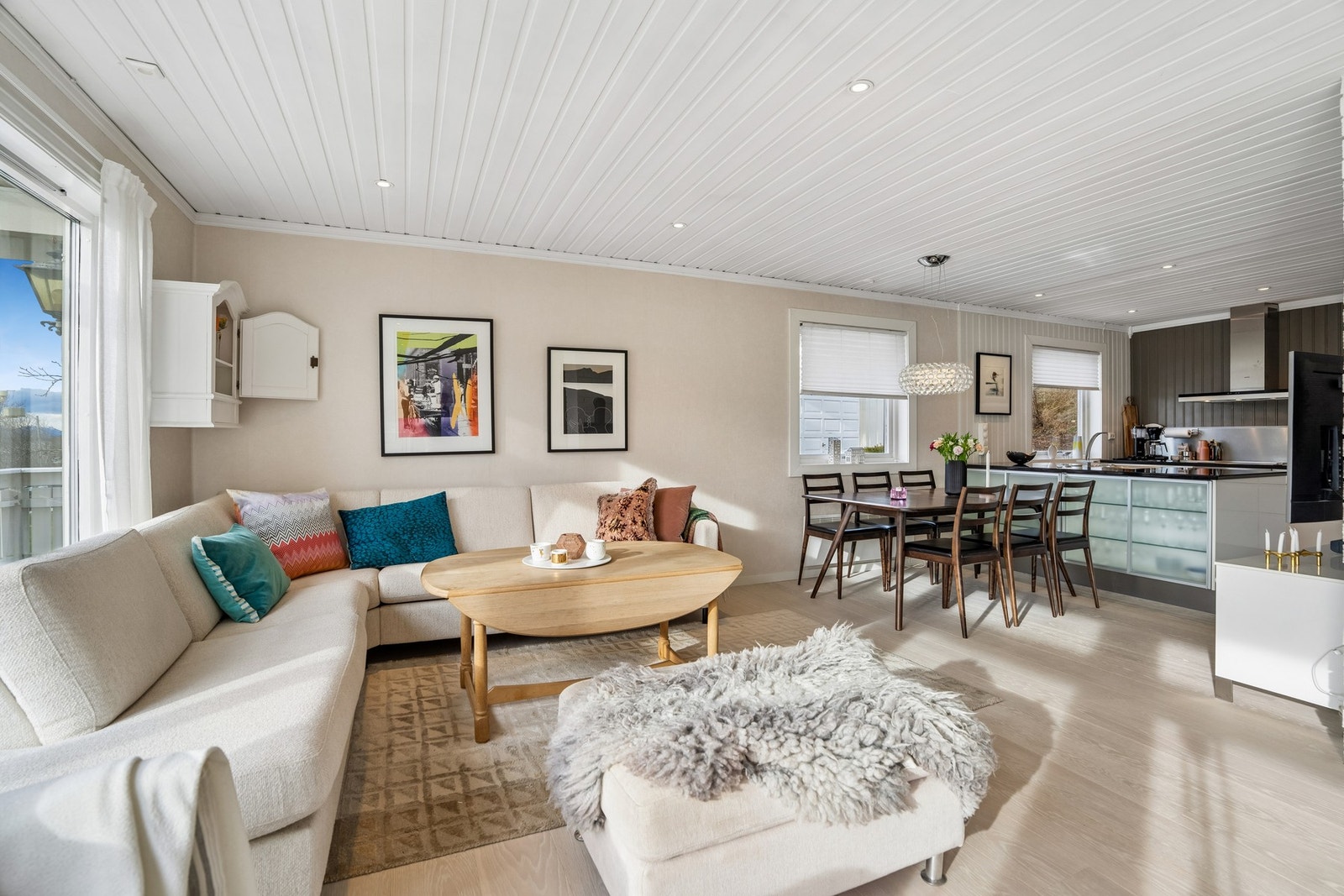 Spisestuen har naturlig plass i tilknytning kjøkkenet. Galleribilde