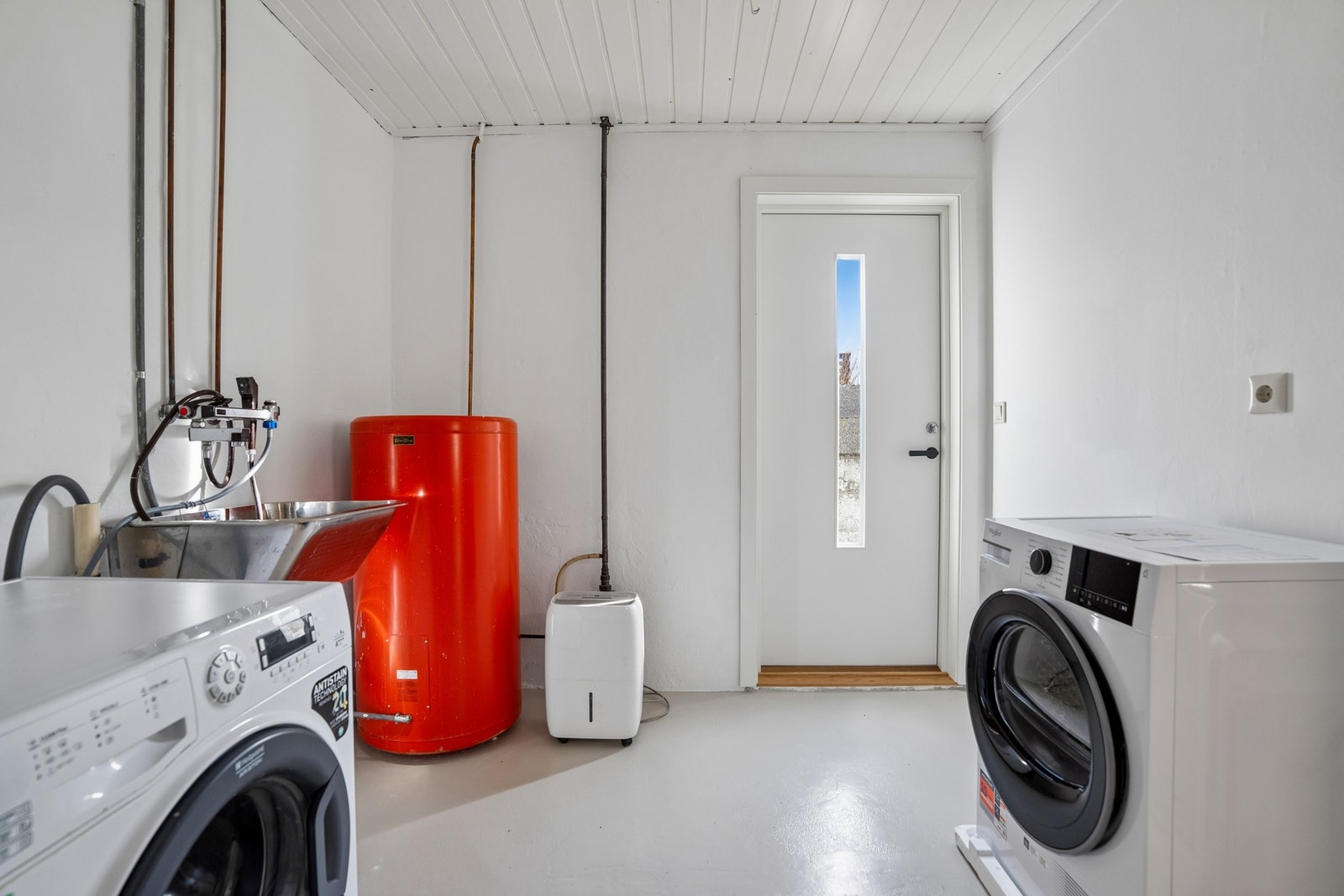 Et stort vaskerom er det mange som har på ønskelisten! Ny ytterdør i 2026. Galleribilde