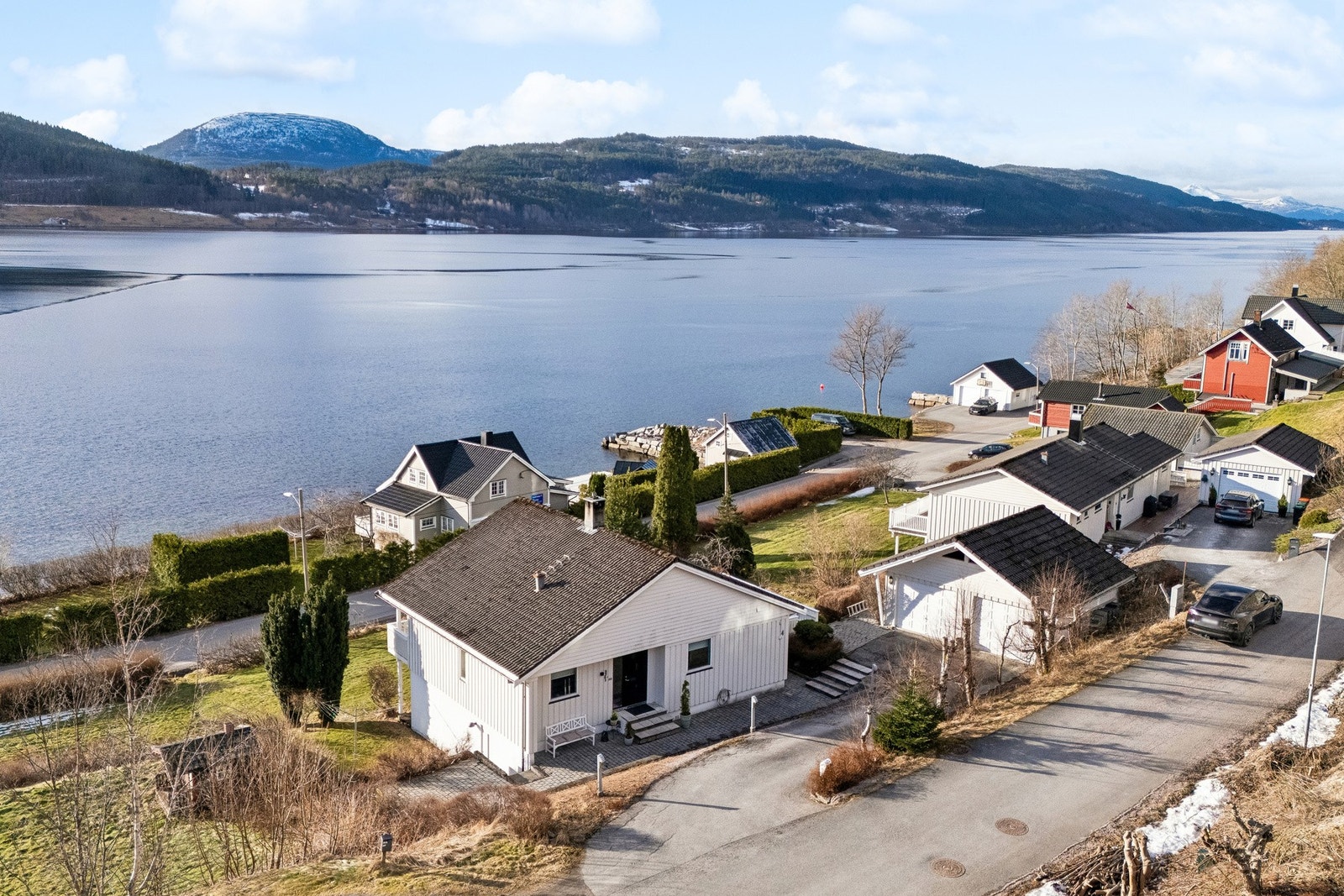 Her får du en familievennlig bolig med gode utearealer, garasje og en attraktiv beliggenhet. Galleribilde
