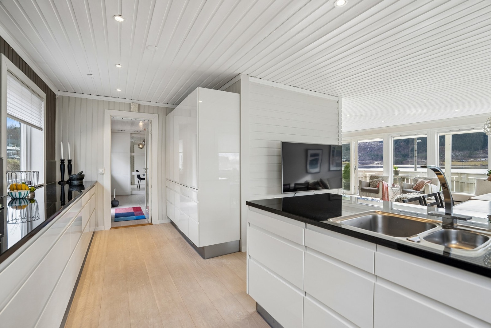 Godt med både skap- og benkeplass på kjøkkenet. Galleribilde