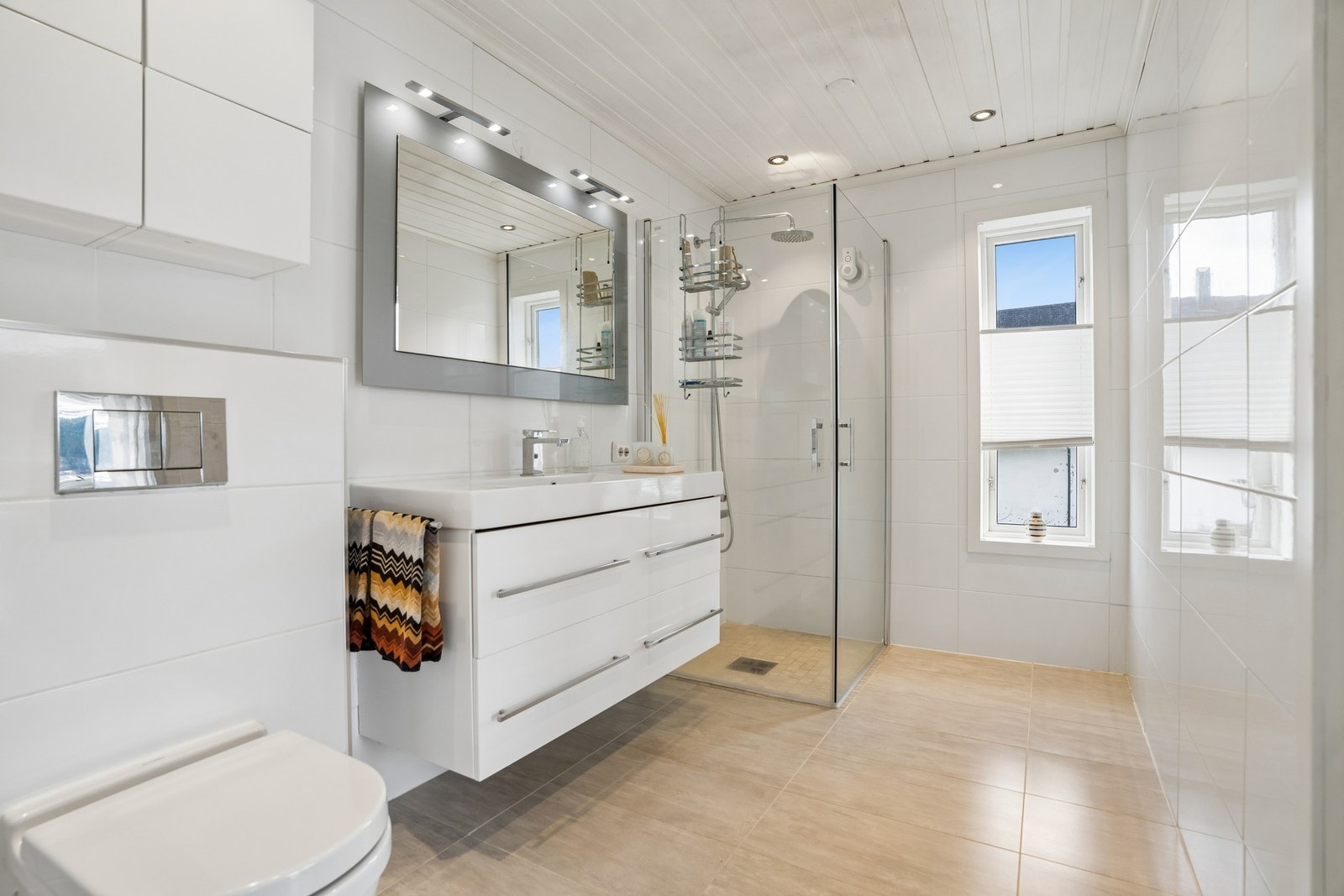 Stort bad i 1. etasje som ble renovert i 2016. Galleribilde