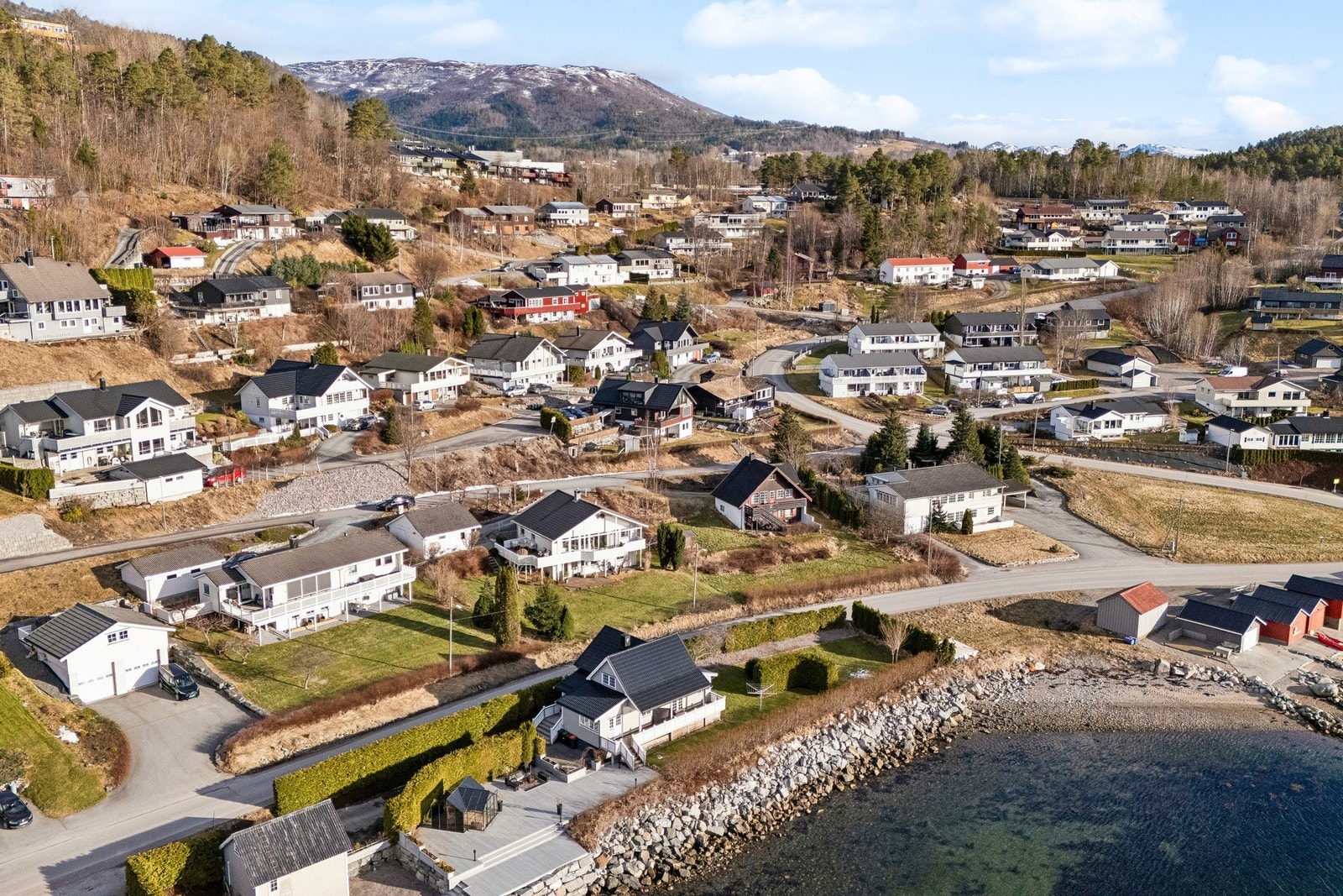 Eiendommen ligger på Hjelset, ca. 16 km øst for Molde sentrum og ca. 8 km vest for Kleive. Galleribilde