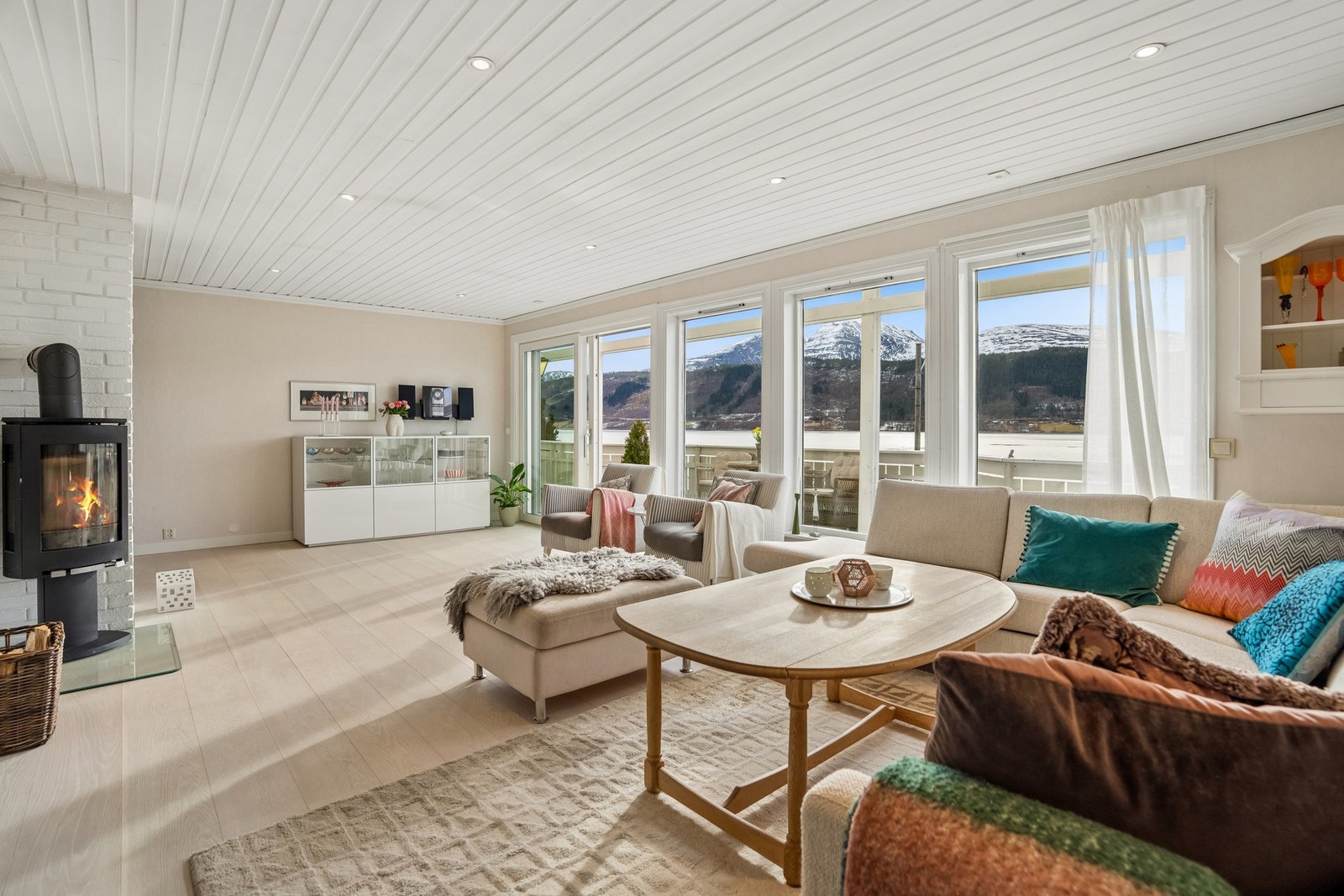 Vedovn i stue som sikrer både varme og hygge. Galleribilde