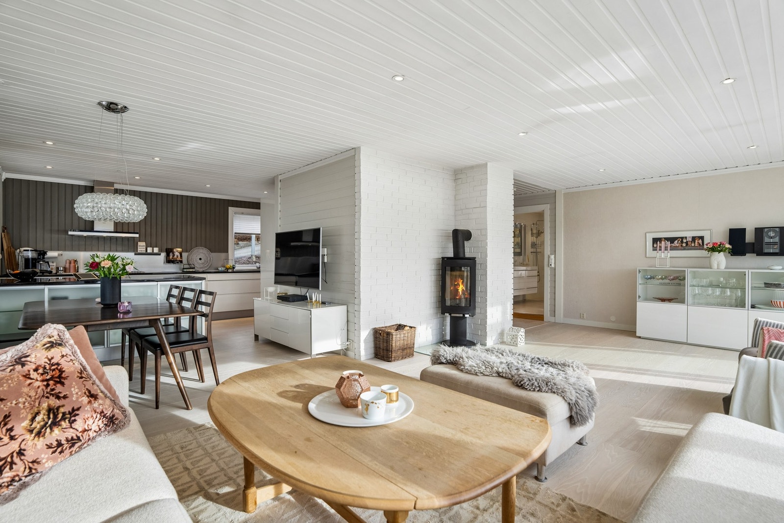 Stuen har en sosial og åpen løsning mot kjøkkenet. Galleribilde