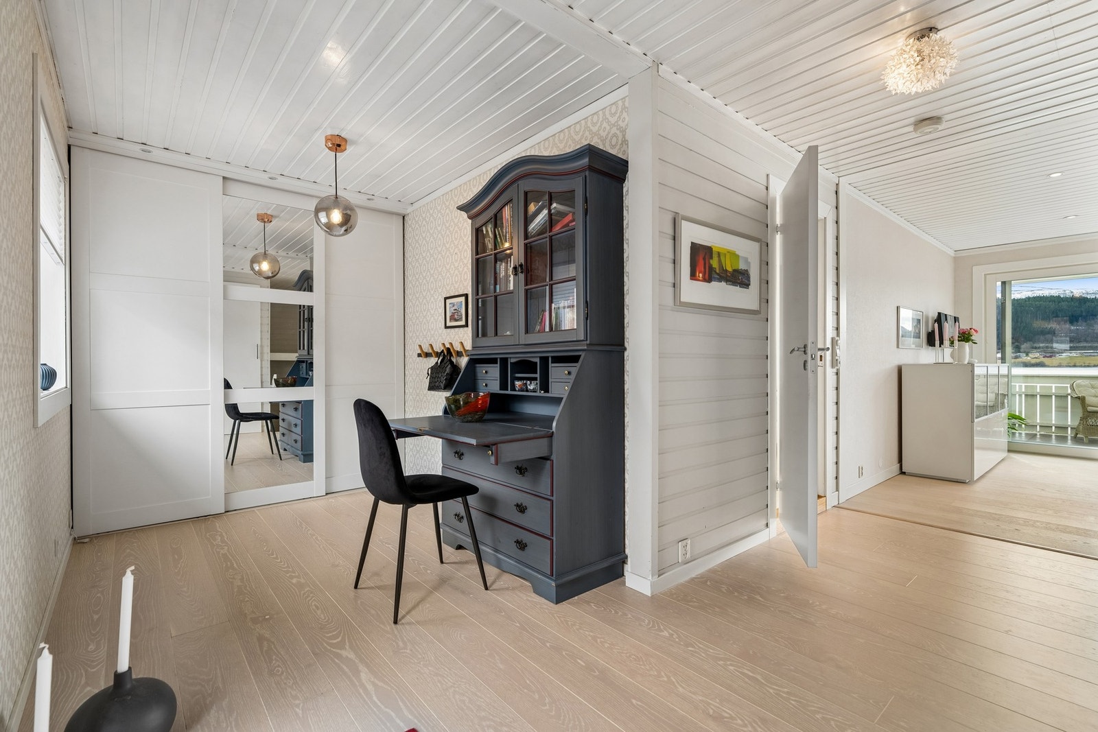 Gang og garderobe. Galleribilde