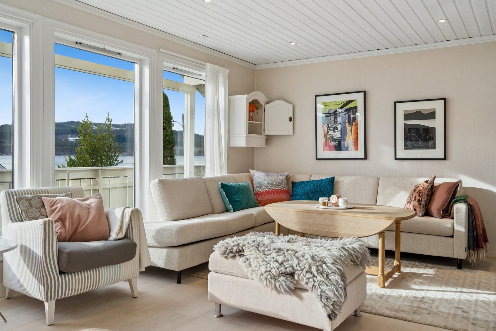 Stuen er romslig og har god plass til ønsket møblement. Galleribilde