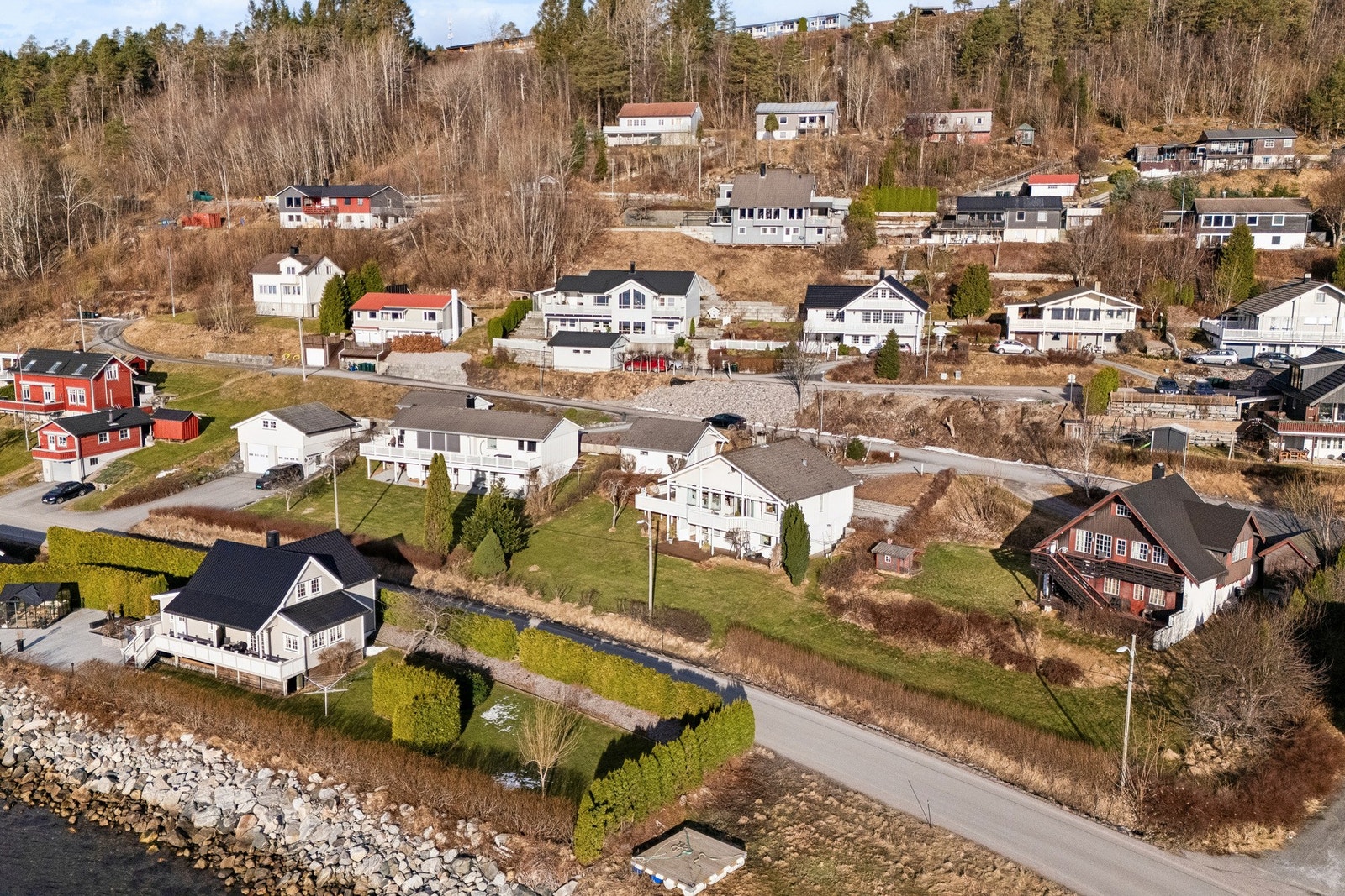 En flott enebolig oppført i 1983, beliggende på en romslig tomt. Galleribilde