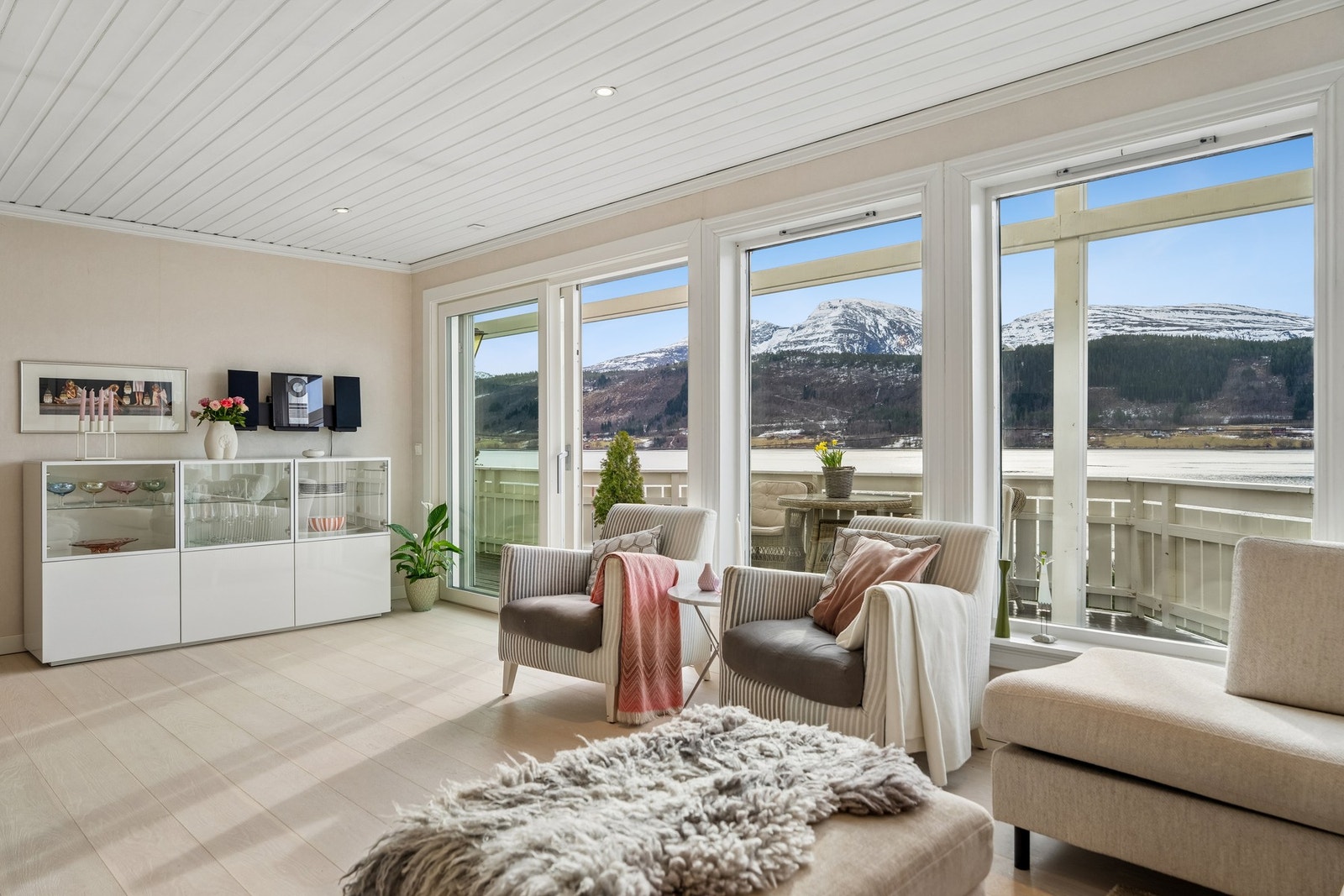 Stor stue med mye naturlig lys. Galleribilde