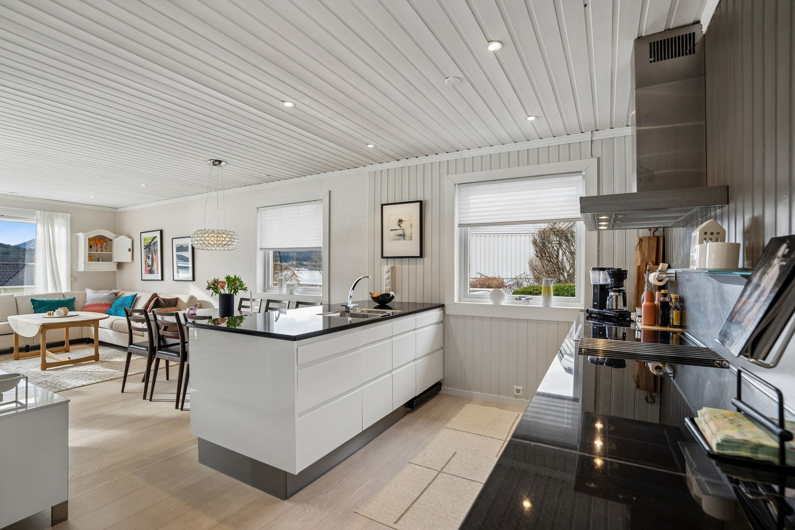 Praktisk kjøkkenøy som deler rommet fint inn. Galleribilde