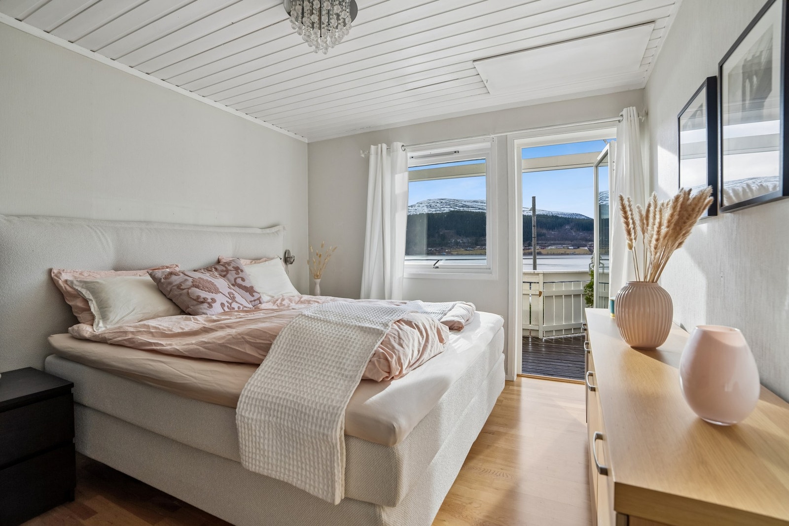 Hovedsoverom med adkomst ut. Ny balkongdør i 2022. Galleribilde