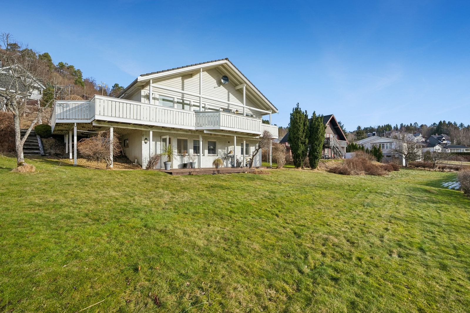 Flott enebolig beliggende på romslig tomt på ca. 937 m². Galleribilde