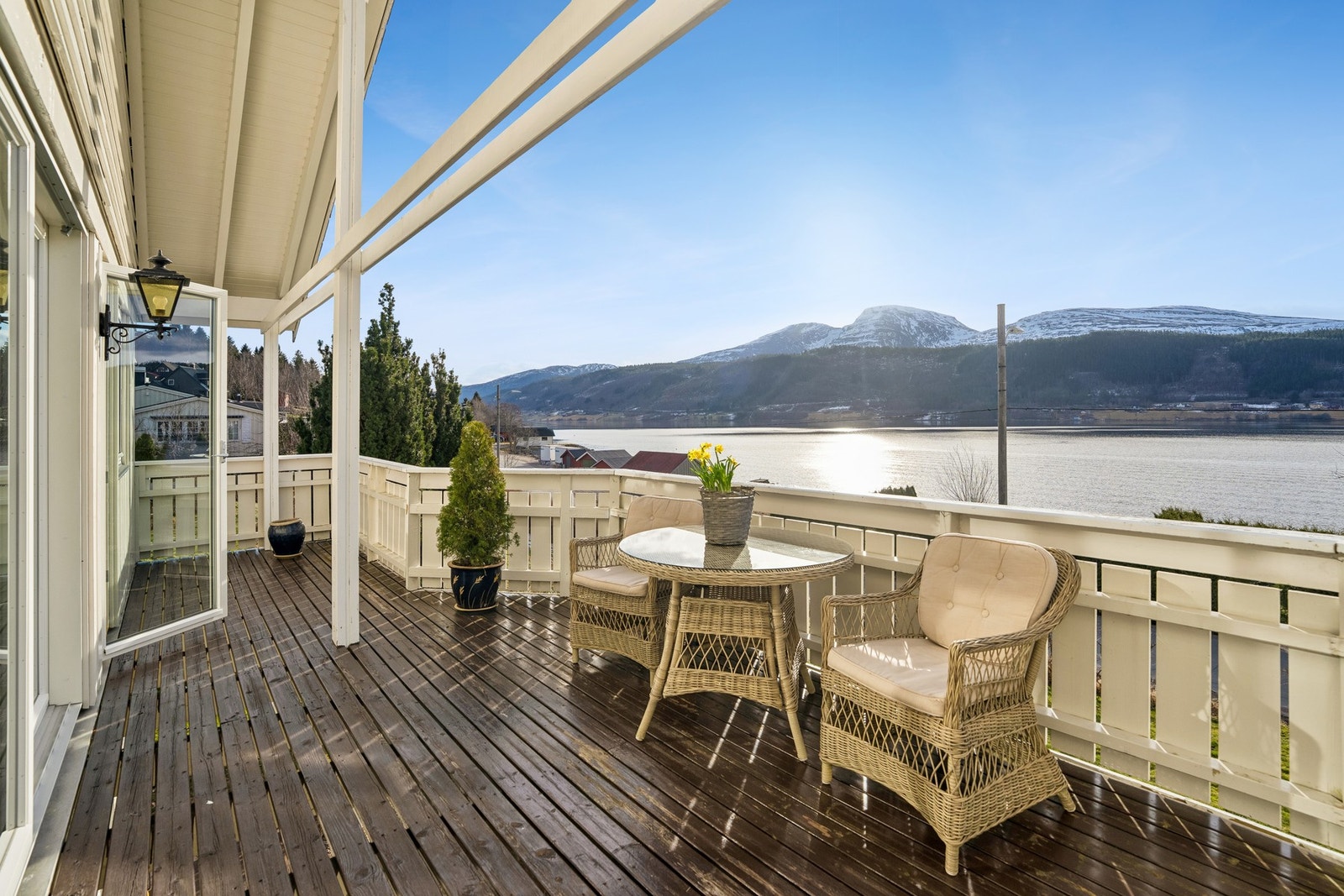 Fra stuen er det adkomst ut til veranda. Galleribilde