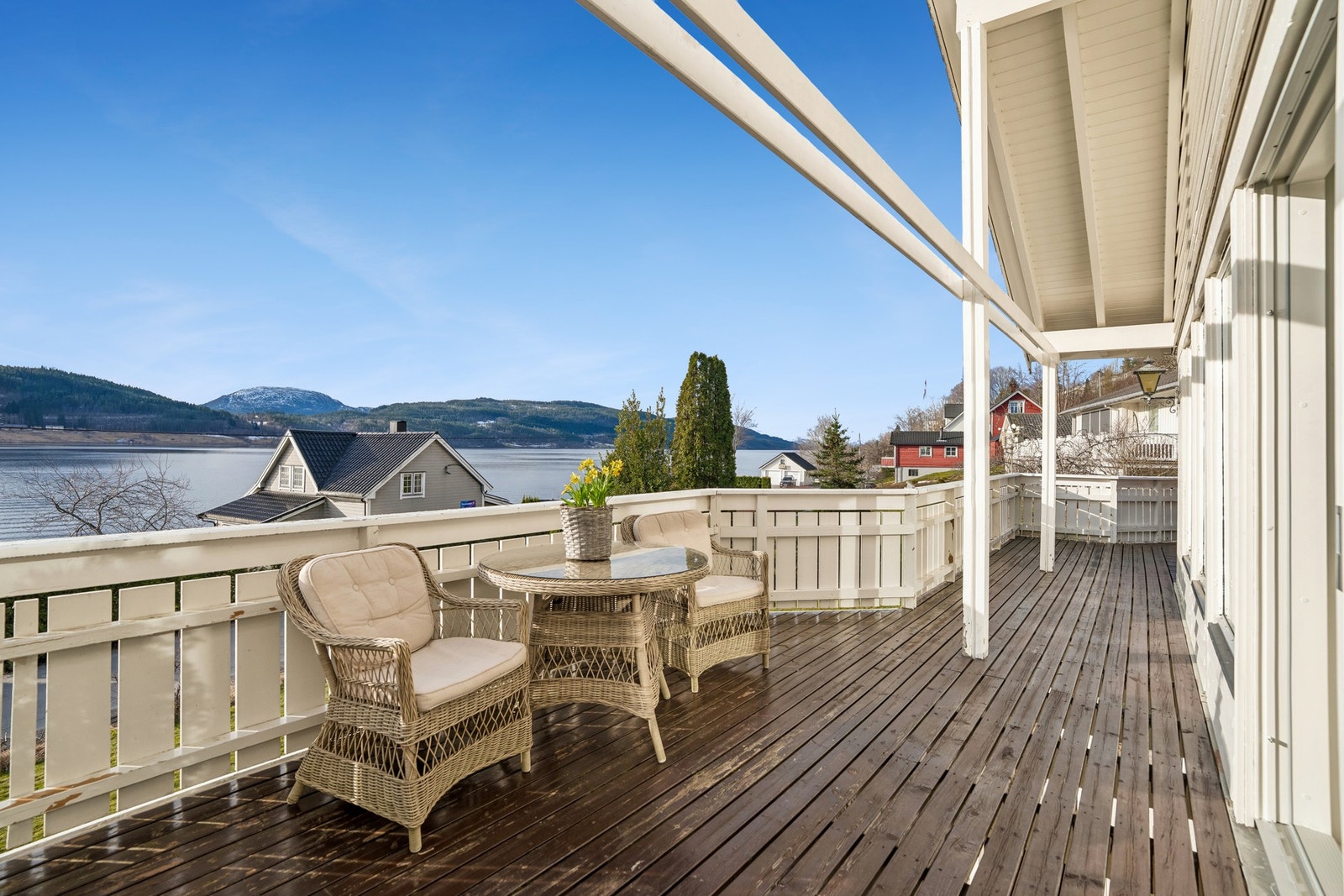 Verandaen er romslig på ca. 54 m² Galleribilde