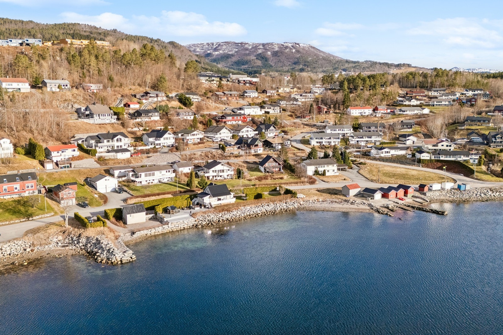 Området er rolig og barnevennlig, med kort avstand til sjukejuset og Skjevik barne- og ungdomsskole. Galleribilde