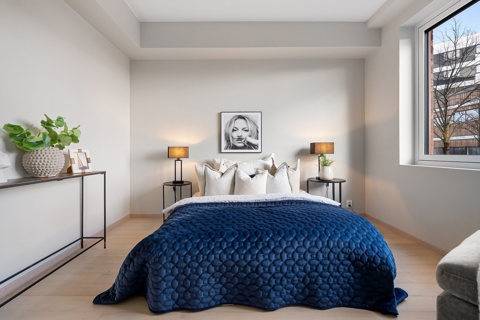 Romslig soverom med masse plass til både garderobe og dobbeltseng med nattbord på begge sider Galleribilde