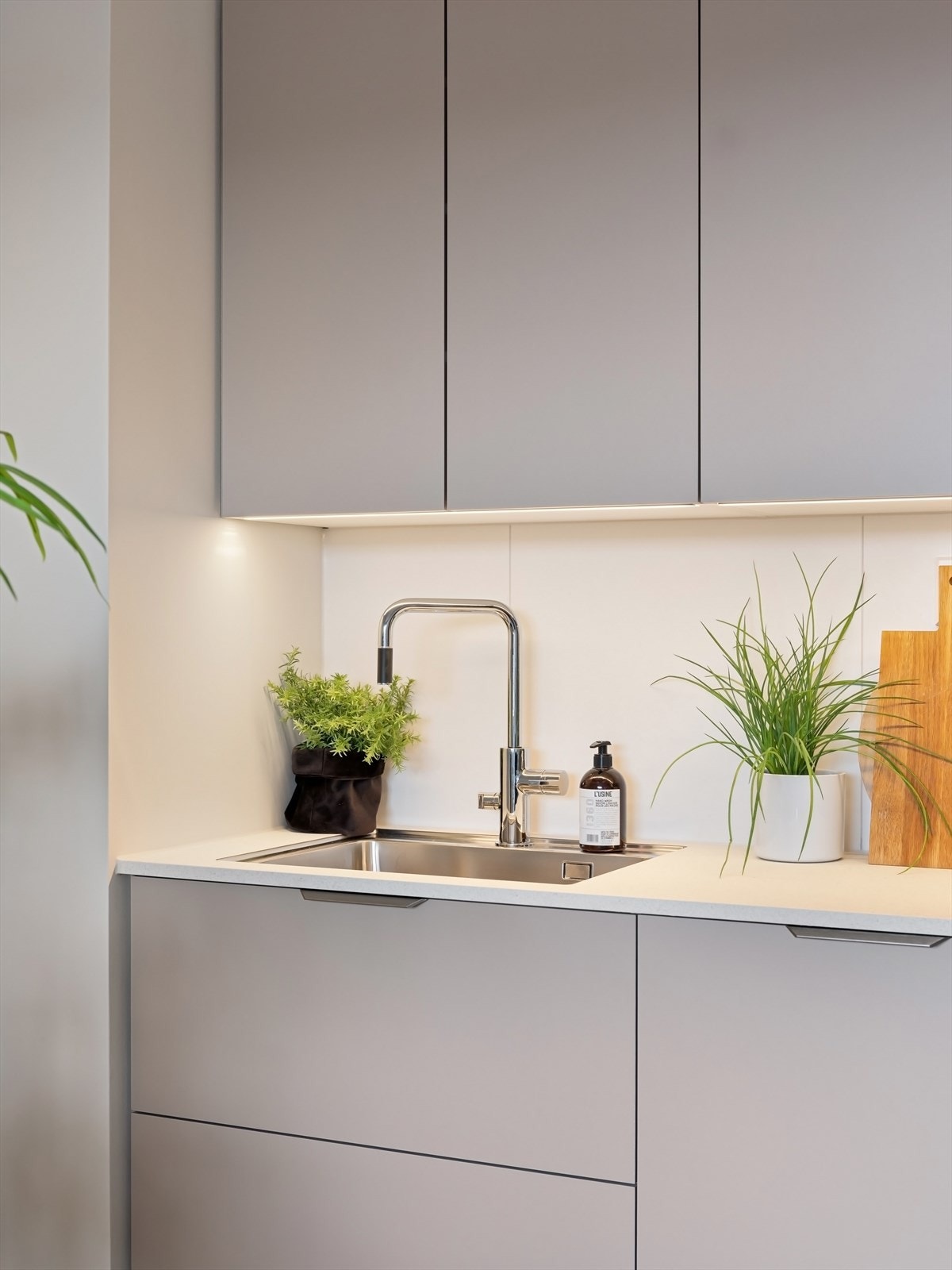 Det er integrerte hvitevarer og lys under overskap Galleribilde