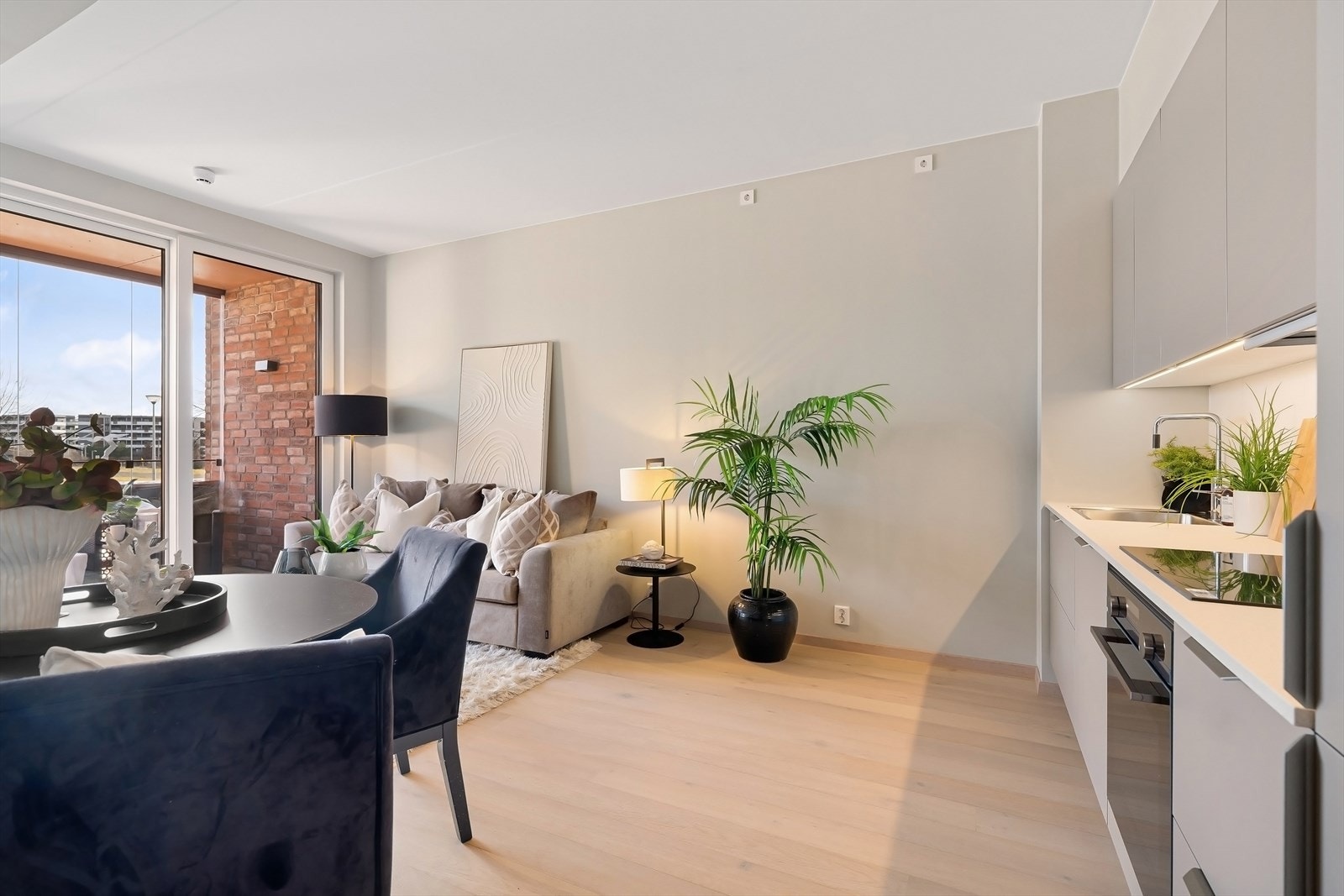 Fra stuen er det utgang til en innglasset balkong Galleribilde