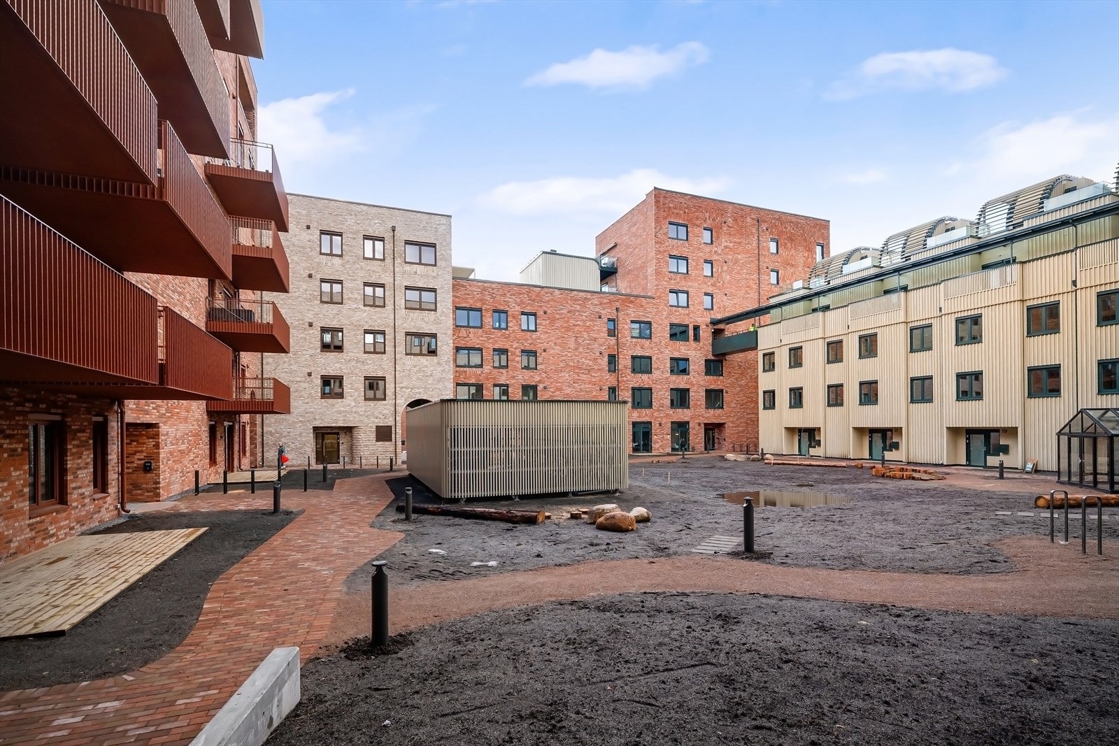 Bygget er akkurat ferdigstilt, men her vil det bli lekre grøntarealer Galleribilde