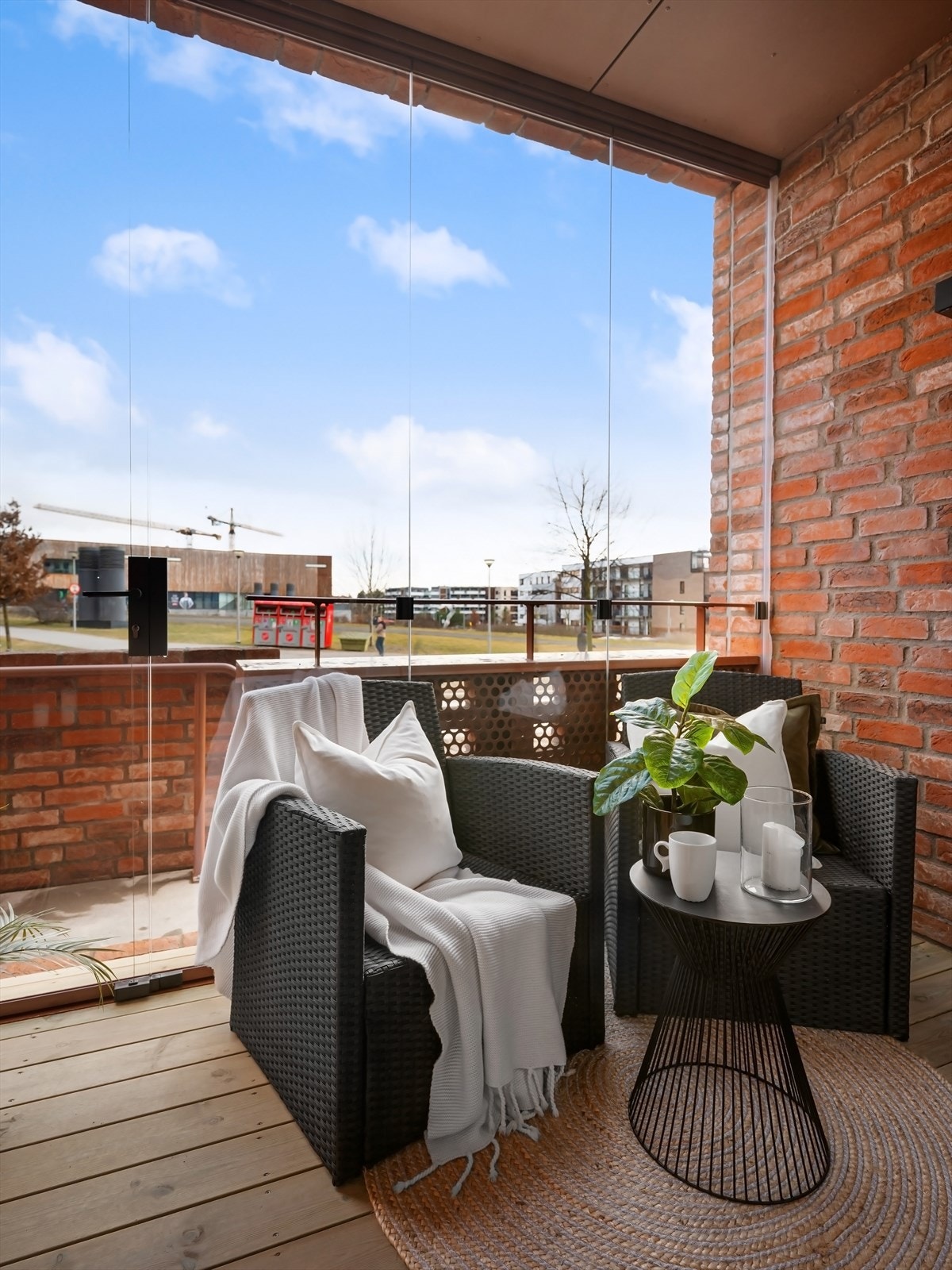 Her kan man både ha en vinterhage og trekke glasset til siden og få en luftig balkong Galleribilde