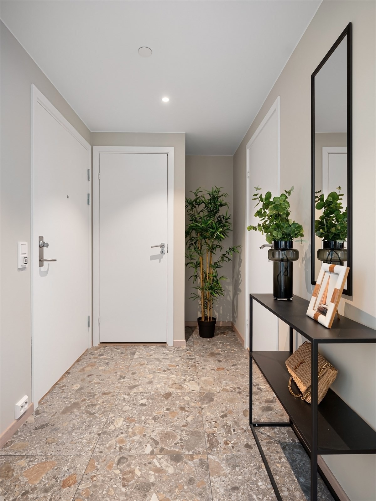 Innbydende entré med steinfliser og nisje for garderobe Galleribilde