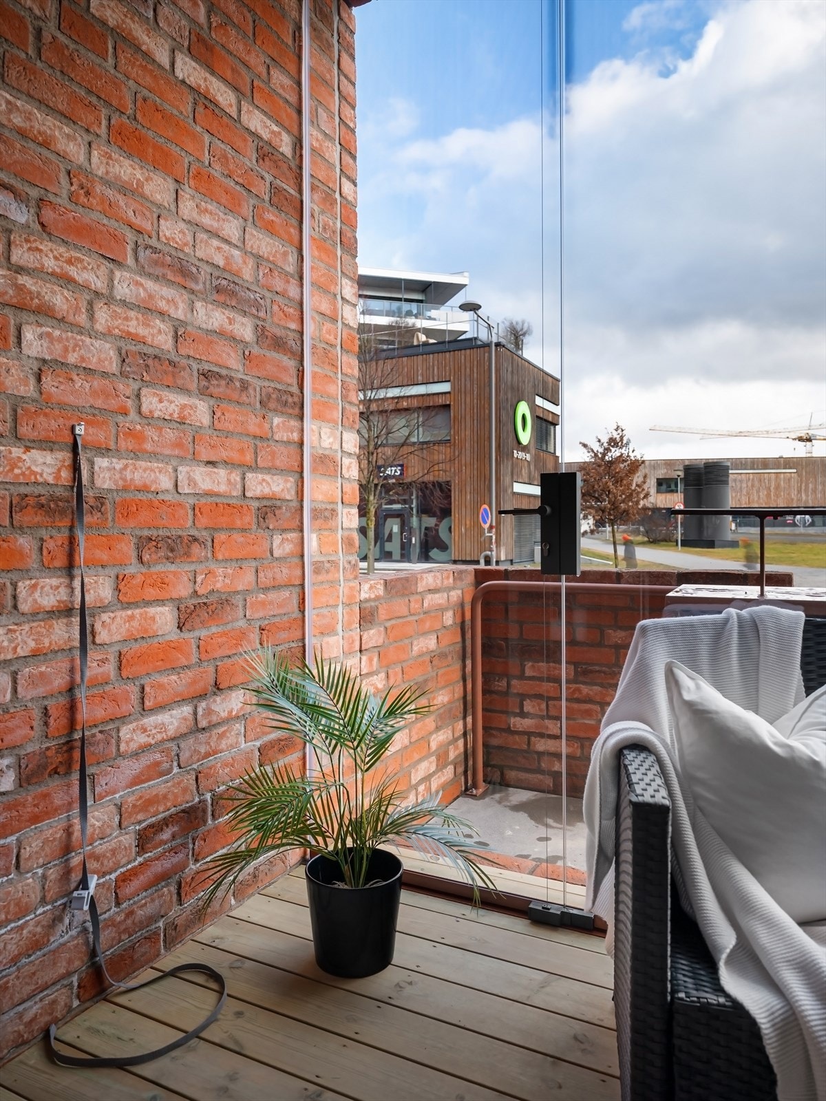 Det er direkte utgang fra balkongen til bakkeplan - Praktisk Galleribilde