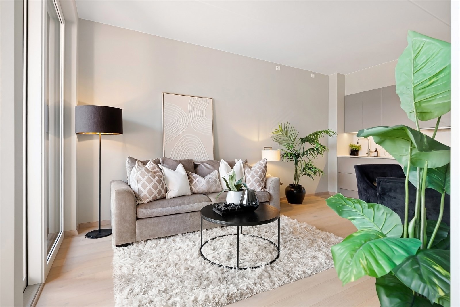 Lys og luftig stue med lune fargevalg Galleribilde