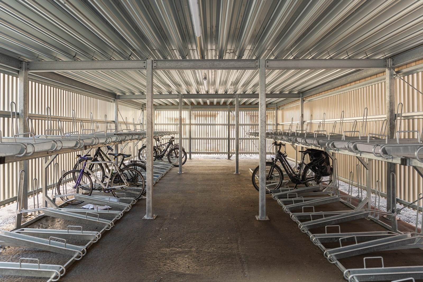 Sykkelparkering i bakgård Galleribilde